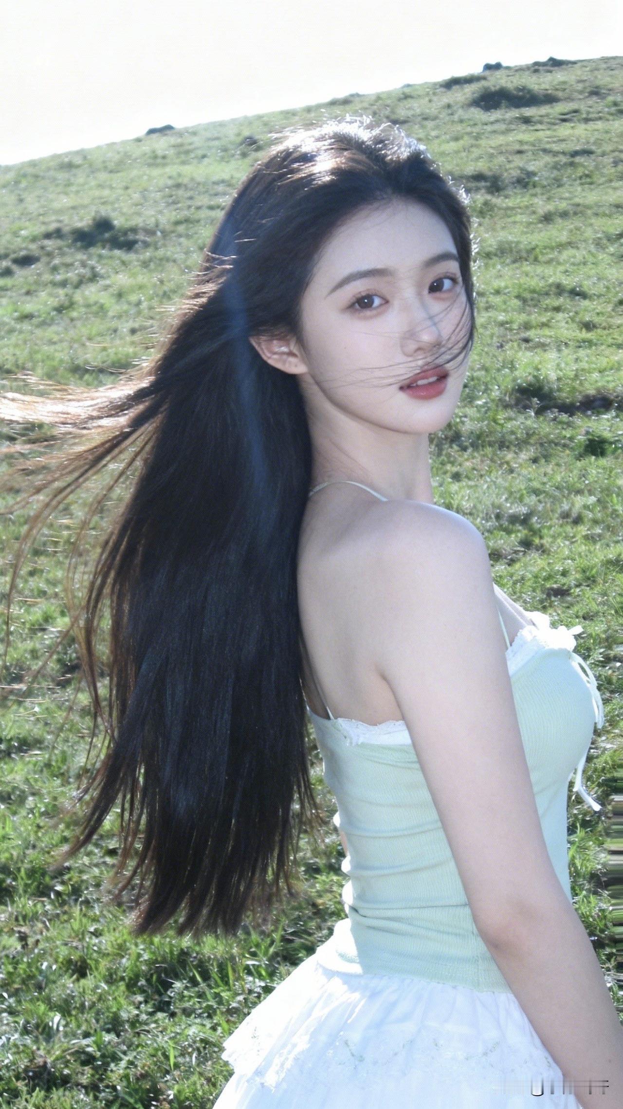 ：不喜雍容华贵，不爱喧嚣喧闹，不问前尘往事，不忧未来道阻。唯爱这阳光正好微风不燥