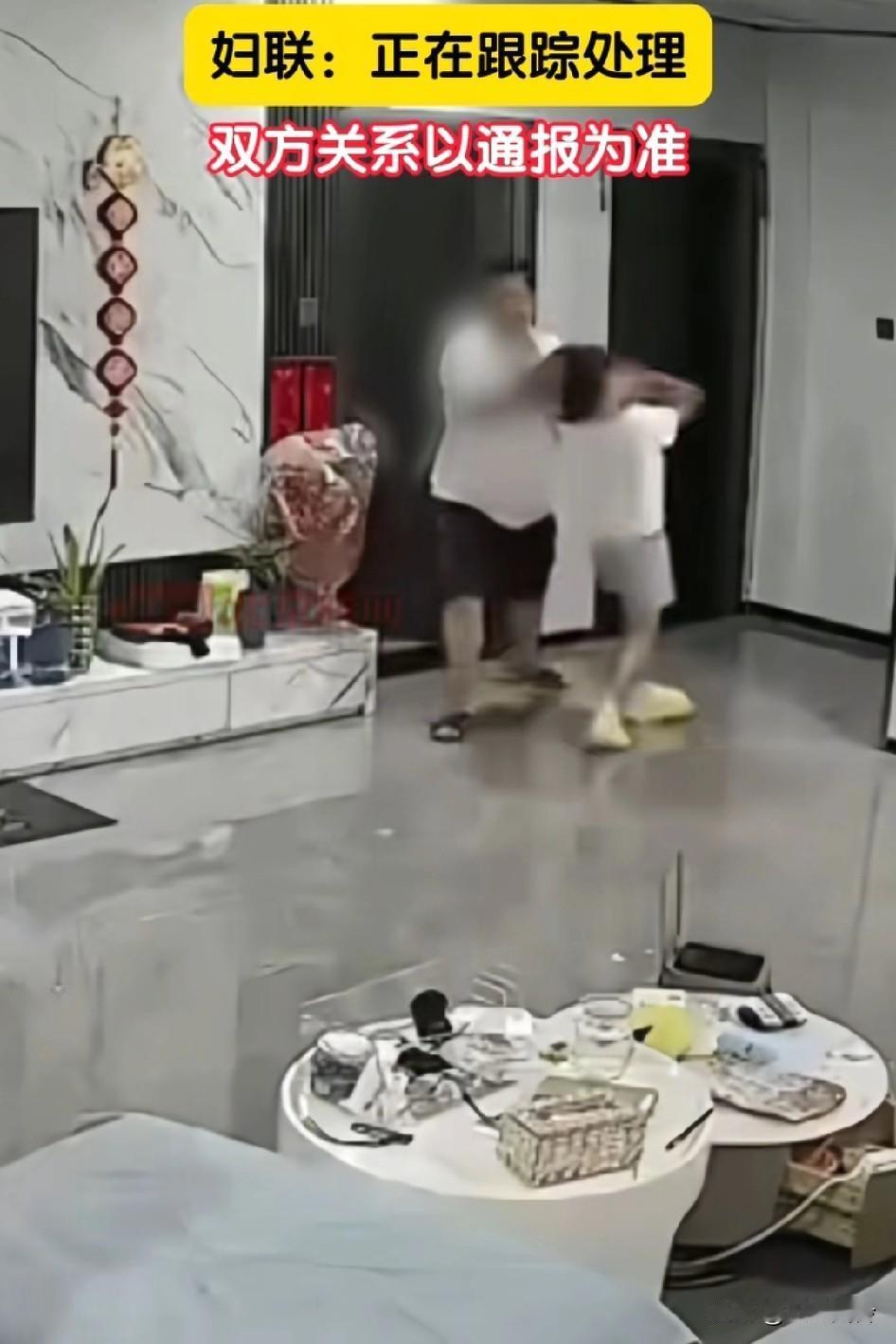 后爸揪着女儿的头发重重摔在地上，后脑勺着地，有人说抢救无效死了，有人说是脑震荡