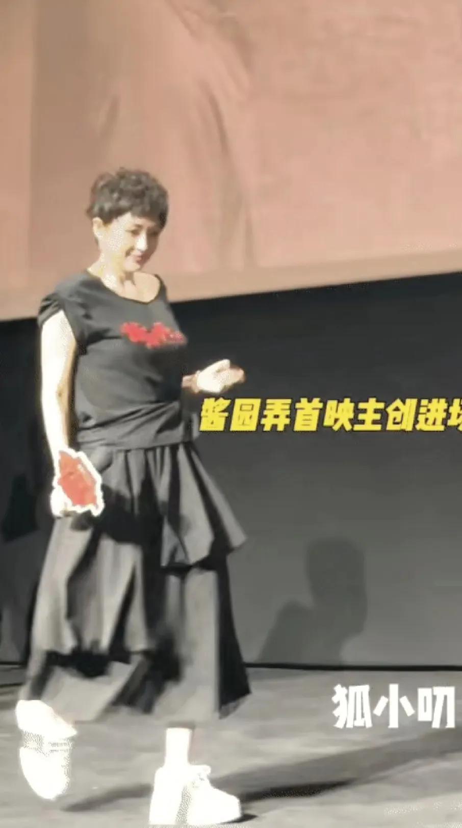 居然有这么一天，章子怡的仪态输给了杨幂[捂脸哭]她怎么这么走路呢，看起来好显年龄