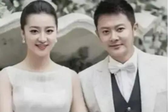 2014年，印小天向哈琳娜求了婚，哈琳娜说：“我是硕士学历，家族企业，愿意拿10