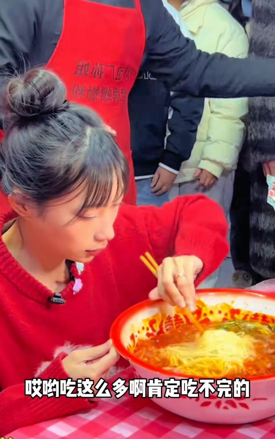 这个叫半饱的姑娘果真是厉害，人家是用小碗吃饭的，她直接用脸盆，装了满满的一盆面条