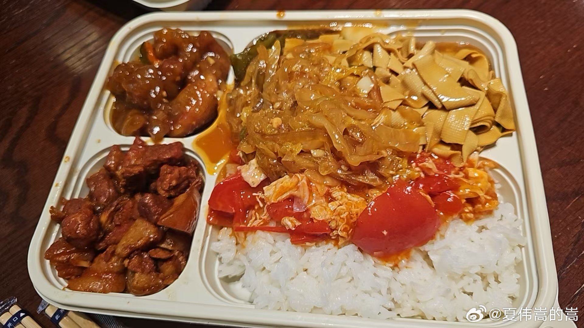 一个不小心，王赫野推荐的都吃上了，确实好吃啊，尤其麻辣烫，北京的真是没法比，差的不是一星半点。​