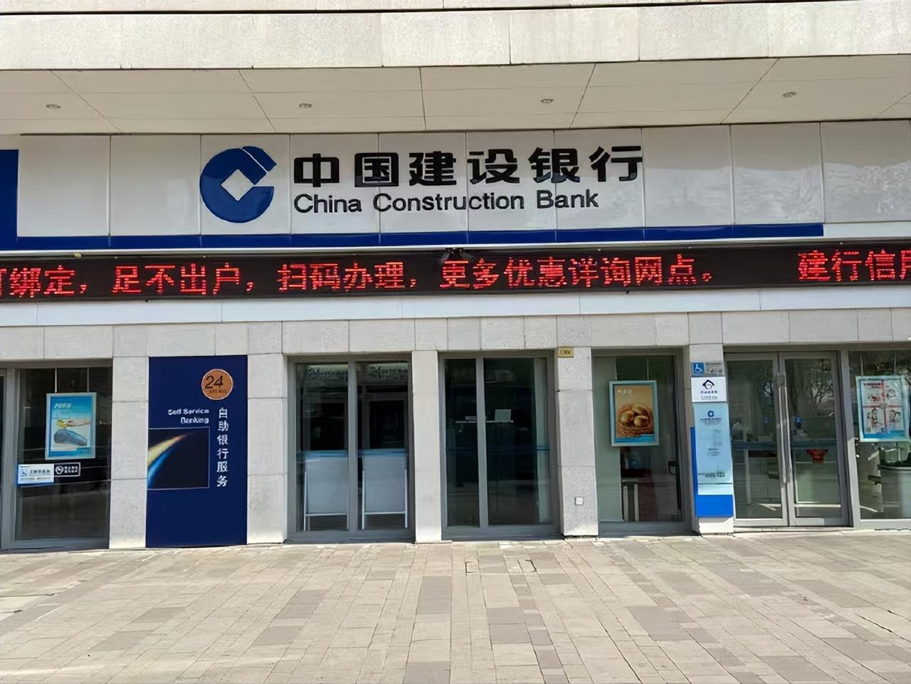 这事儿真闹大了，央视网都出来点评了！银行中午关窗午休，这事儿居然还需要央视网