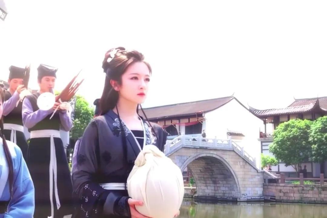 #李兰迪黑衣杀疯了！这波美貌暴击我接不住！#谁还没被《朝雪录》里的李兰迪美到失