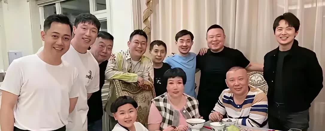 郭麒麟为后妈庆生，全家人开心合影，但细心的网友发现，他却站在一旁，没有像其他人一
