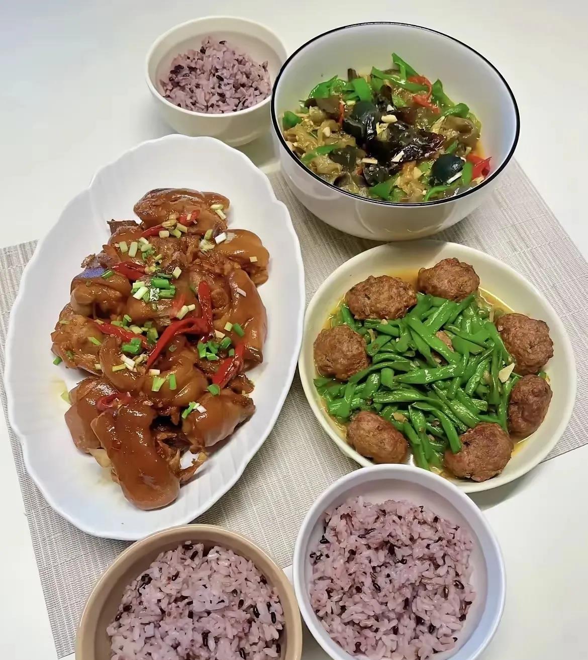 今天听楼上的邻居说，她这辈子很少做饭，小时候跟着爷爷奶奶，爷爷奶奶做饭，后来长大