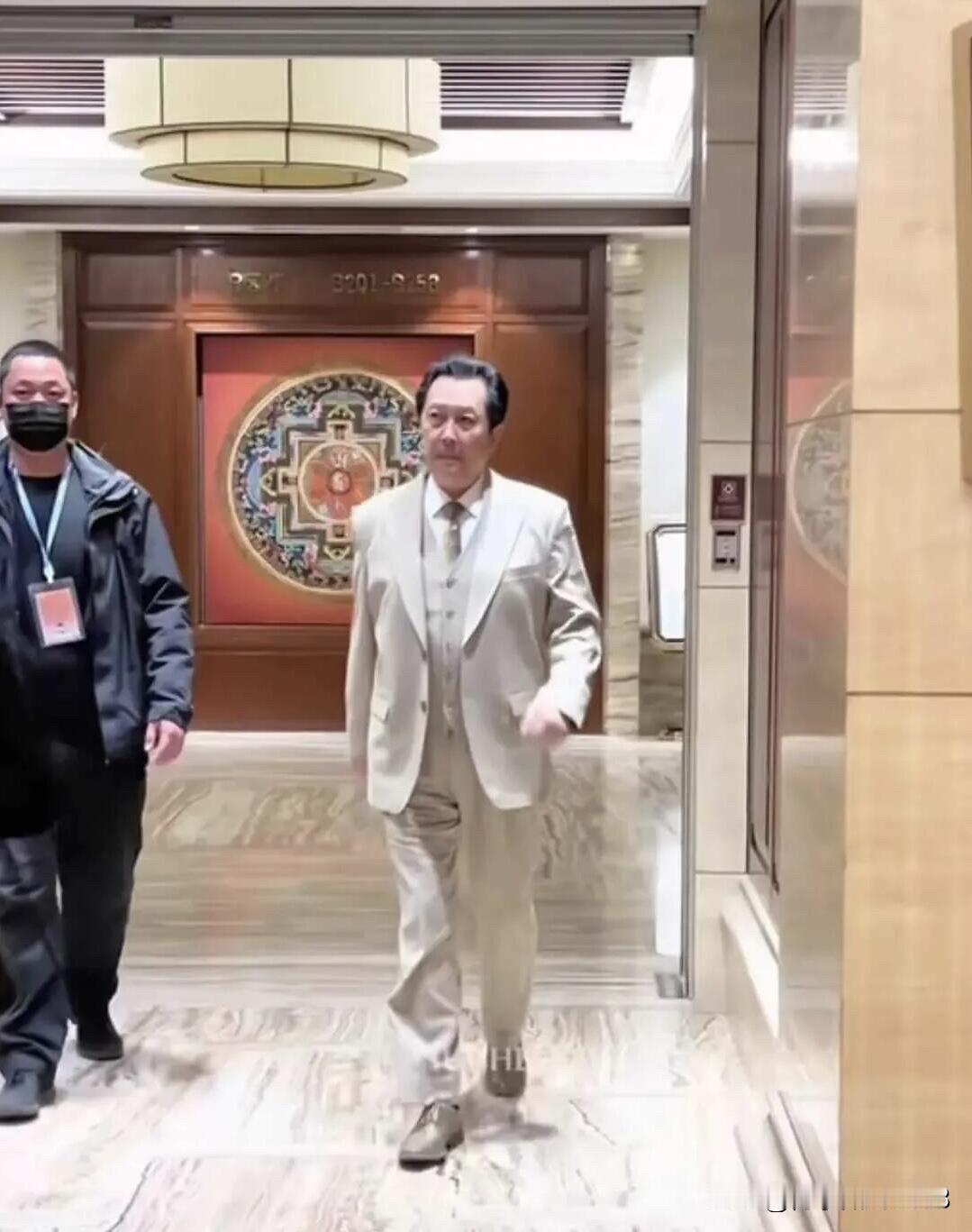 他这是拍戏没有从角色中走出来的吗？怎么穿搭的这么正式，还有点领导的范，不过有一点