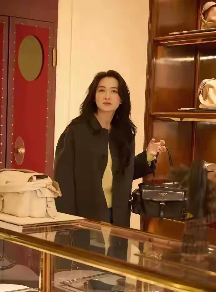 贾玲真的漂亮太多了，感觉比胖之前还漂亮！淡淡的妆容，精致自然，长发披肩，女神范悄