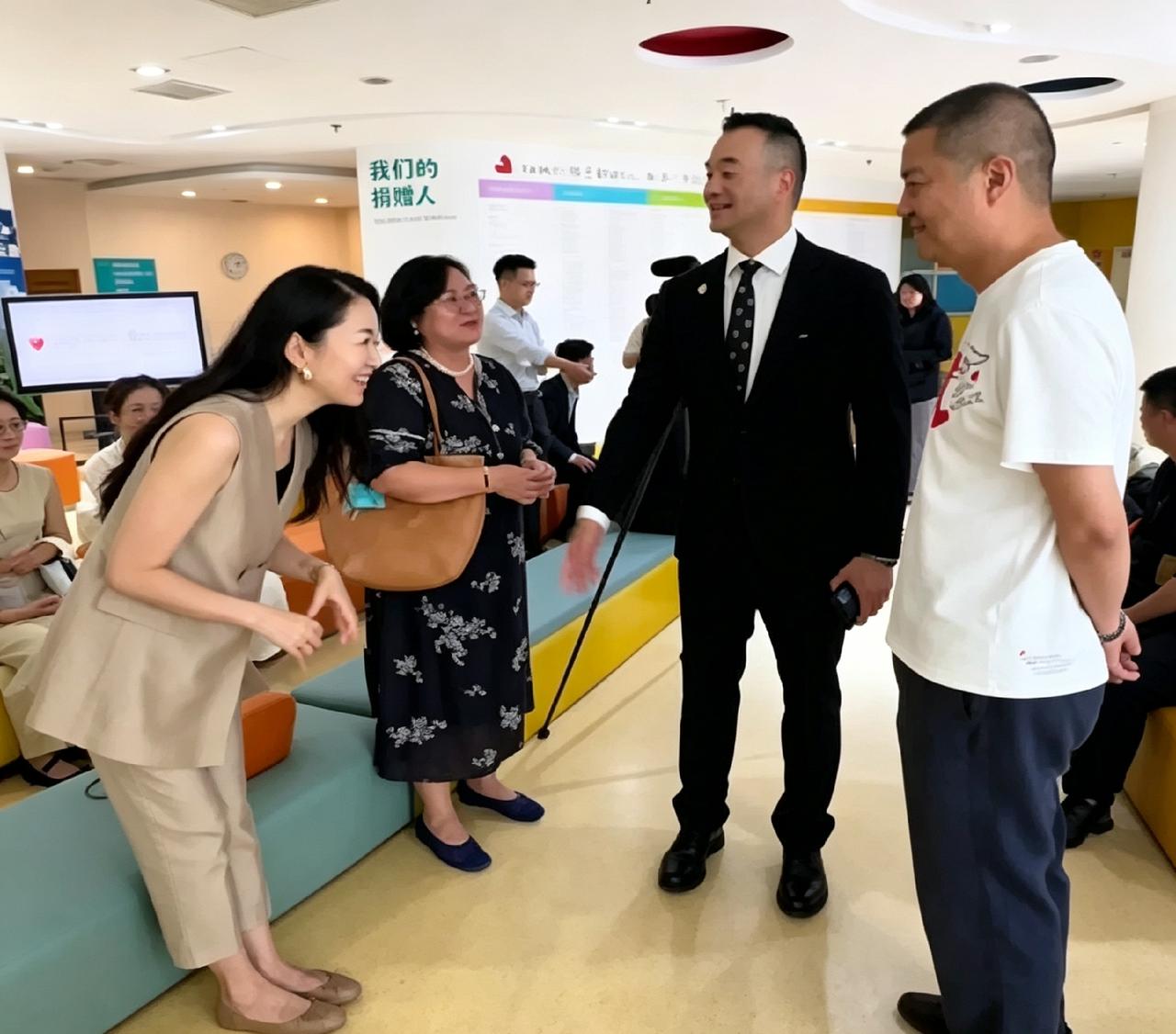 在嫣然天使医院内，李亚鹏接待爱心捐赠人士，现场氛围轻松。常年为唇腭裂患儿奔走，不
