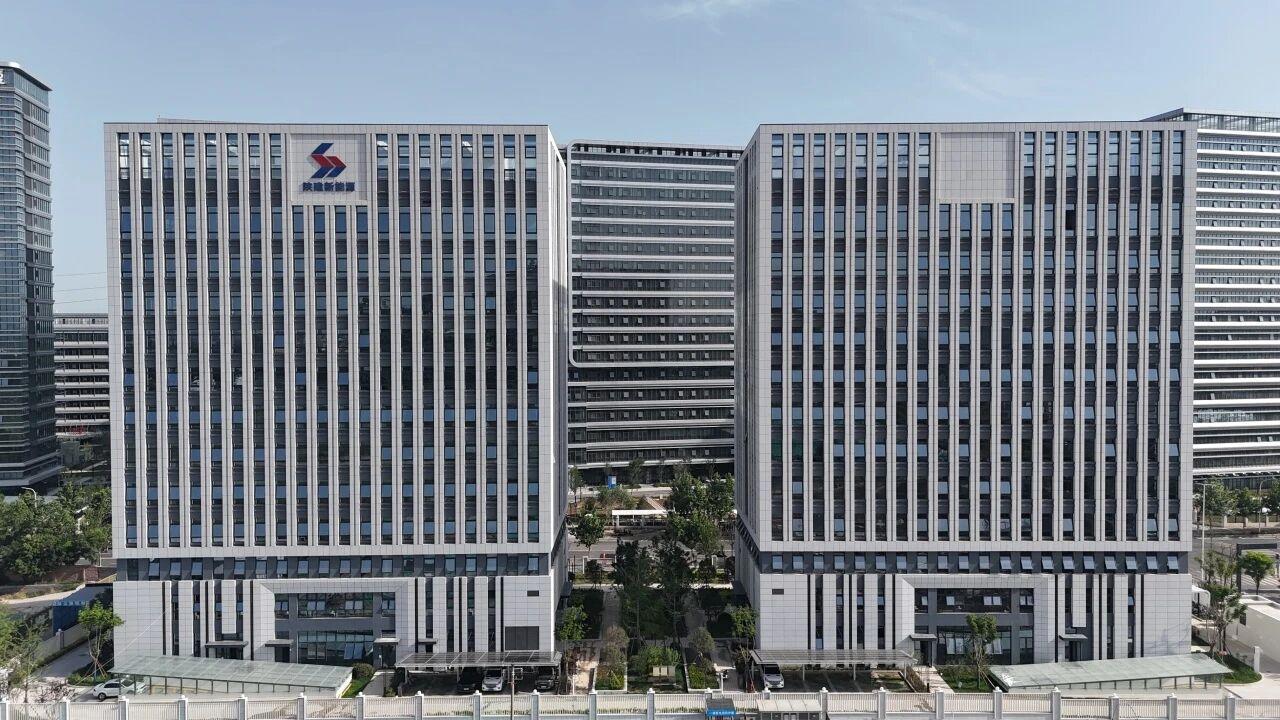 日前，西安经开区的陕西建工新能源研究院项目正式交付，陕西建工新能源有限公司新办公