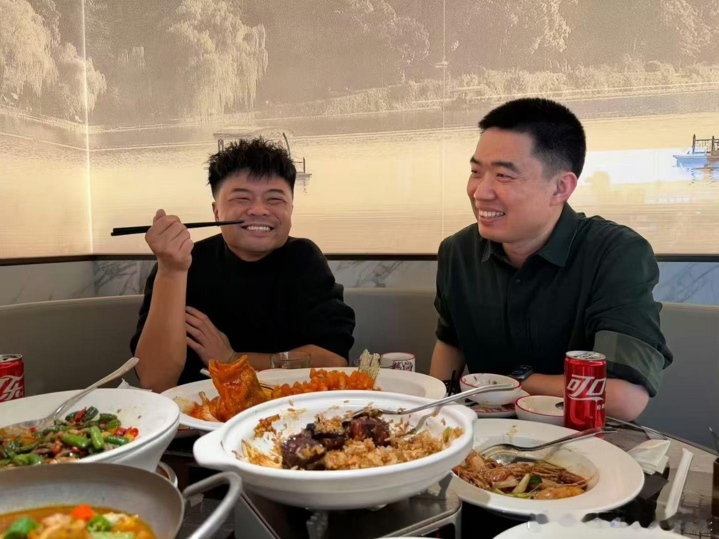 车友给力，想哥局气李想请救人车主吃饭了海盐救人车主吃上李想请的饭