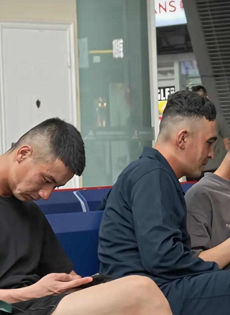 网友无意间在车站拍到的画面，我没有给他们打上马赛克，他们的这一张张脸，暴露出来他