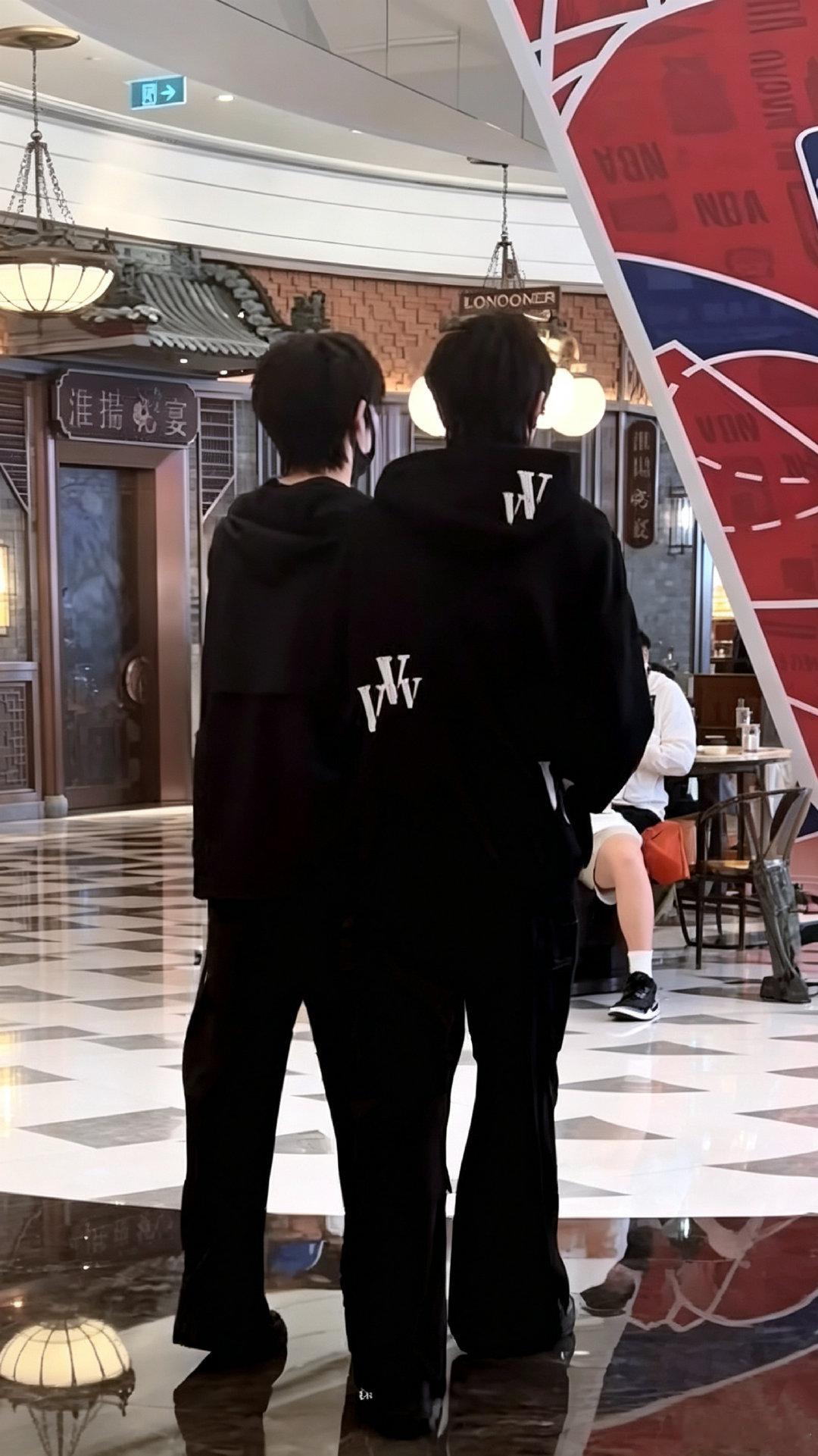卧槽张桂源好瘦好高好细一条人啊他怎么这个衣服能穿成这样我又在想​