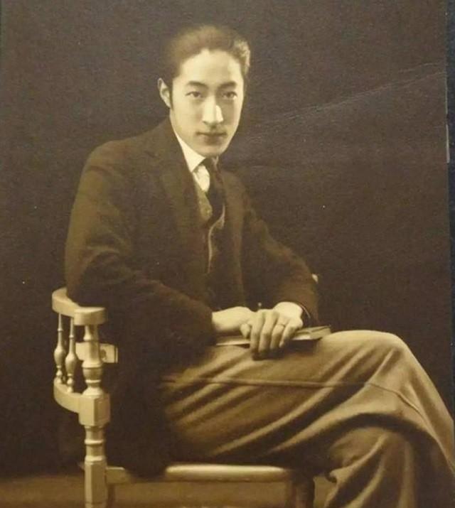 1962年，一位嘴唇、脸庞紫得发黑，头发全白、牙齿掉光，瘦到脱相的老人，在上海监