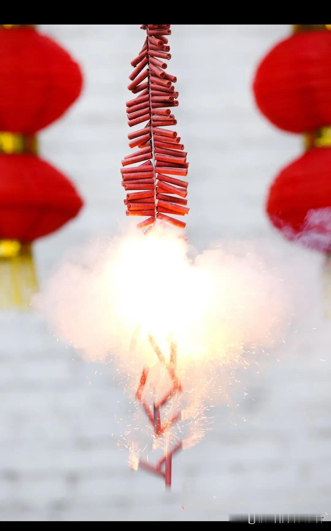 【武汉公安车辆满大街叫：不准放炮、不准放炮】小区里面与街道上，到处挂满了横条