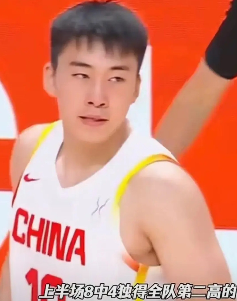 王俊杰在本届男子篮球亚洲杯中表现比较出色，在小组赛成绩能够得到11.3分2.7篮