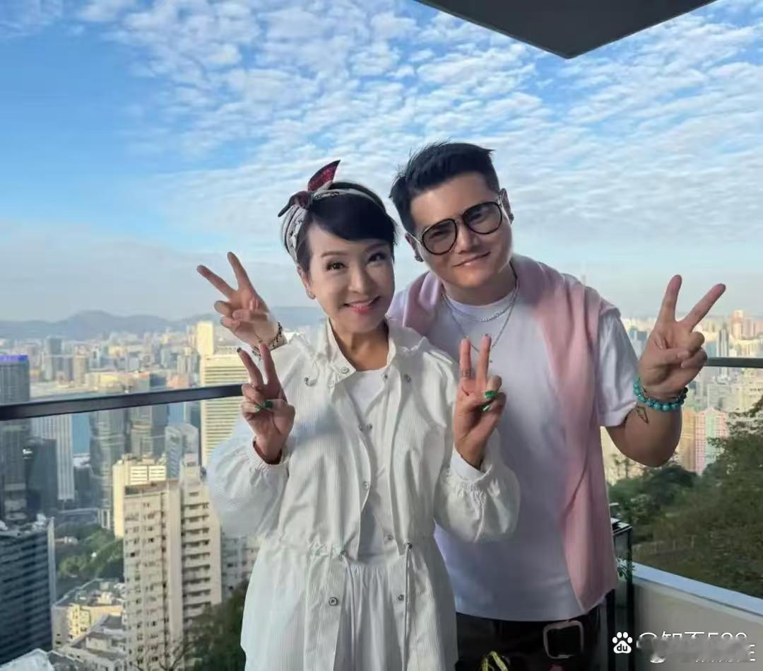 谢霆锋妈妈狄波拉过76岁生日啦，和小11岁的男友江耀城一起庆祝呢。生日宴上的她状