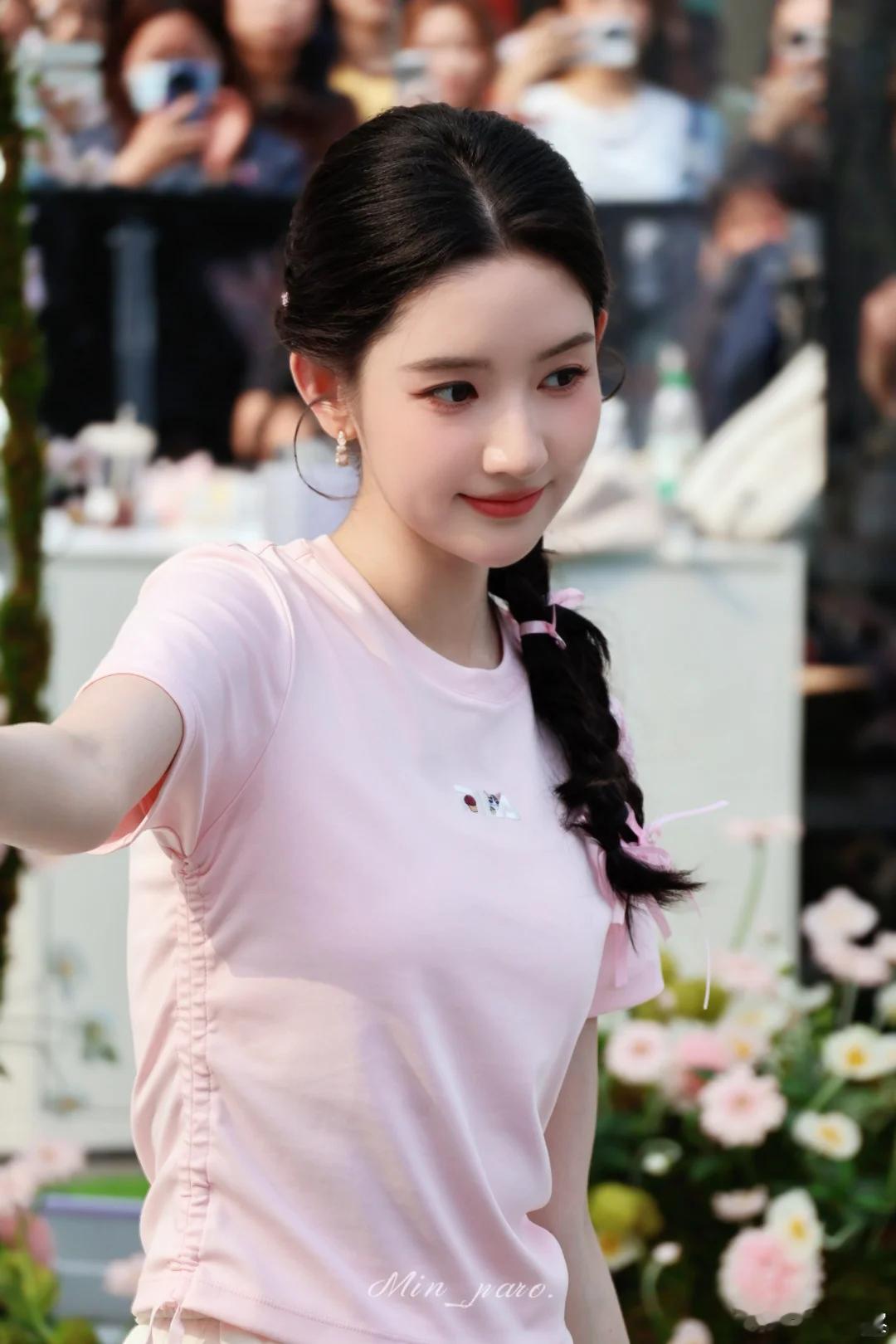 如果一个人特别会穿搭王玉雯的穿搭可塑性太强了！她懂配色、懂版型、懂扬长避短，把每