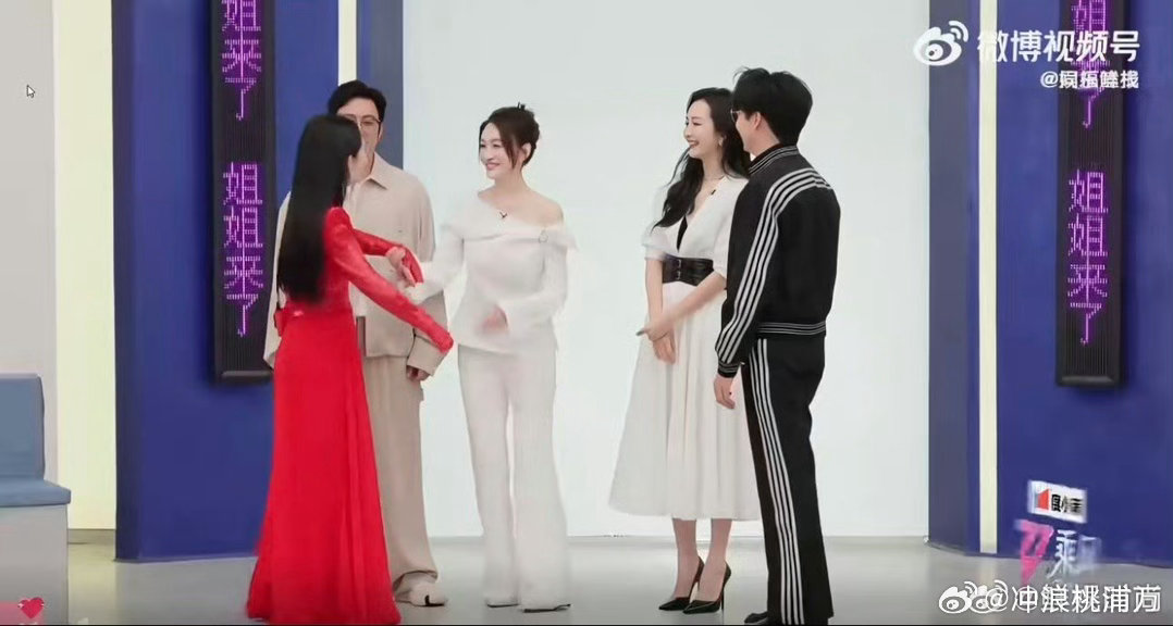 谢娜没想到李小冉真来乘风了哈哈哈真朋友就是这样的！看到李小冉来谢娜开心得好明显，