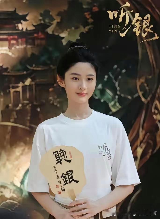 白鹿走了，于正没拦。可这背后，根本不是好聚好散。圈里都在传，白鹿离巢那几天，于