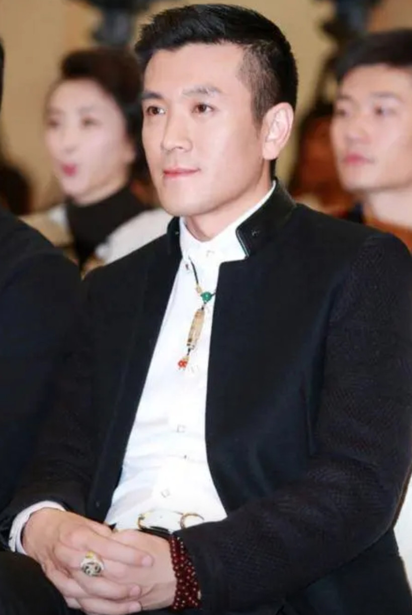 黄圣依前夫，往后余生能心安吗？发现没？离婚后，黄圣依一个人带着两个儿子住