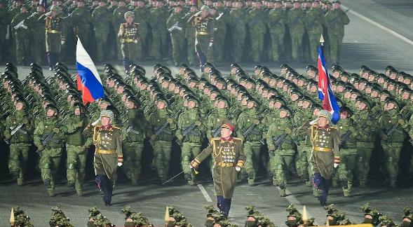 朝鲜冷不丁就搞了场阅兵，好多人一觉醒来看到消息，脑袋里第一个念头就是“坏了，朝鲜