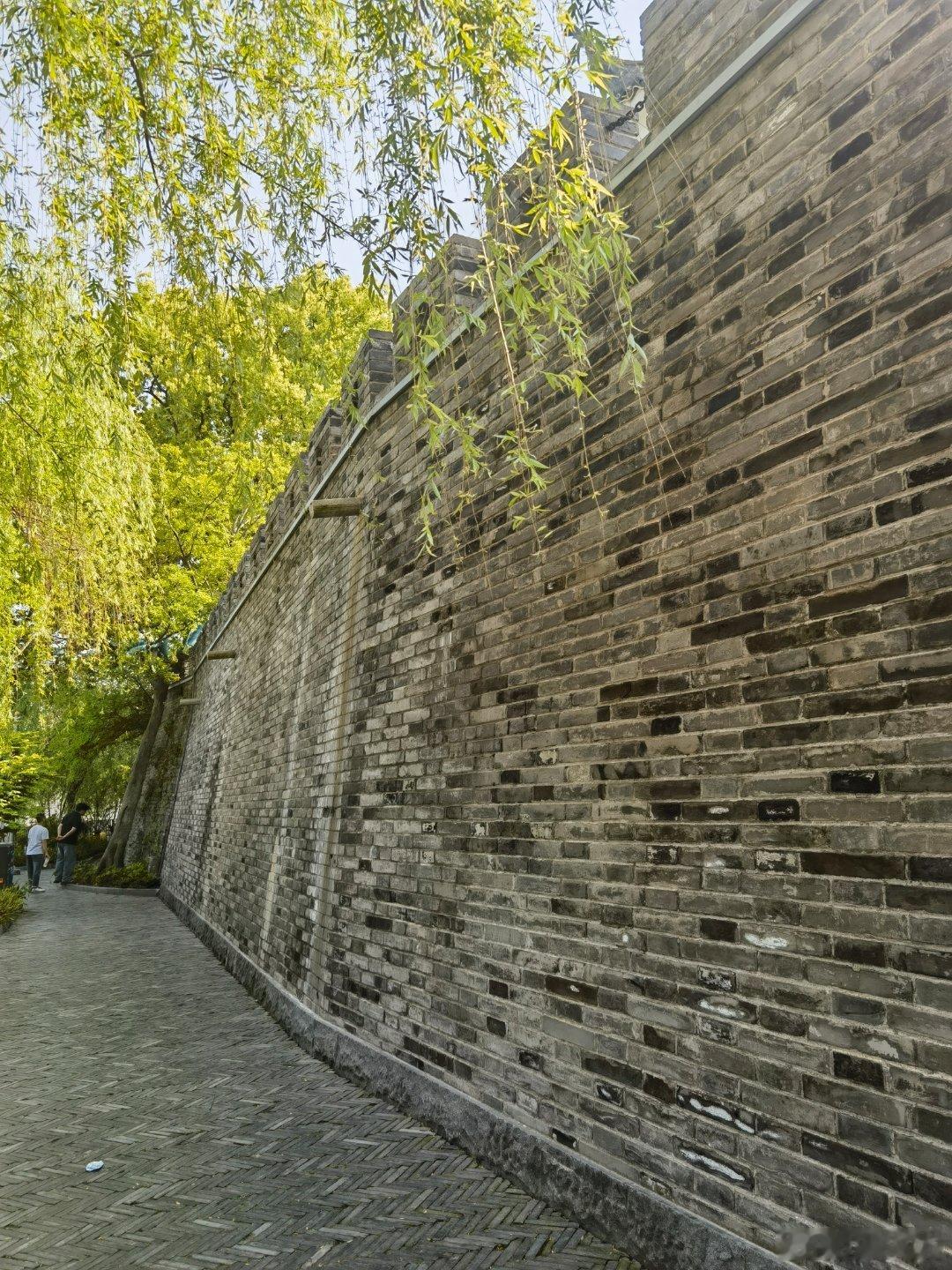 1557年建立的城墙，为抵御倭寇！冷兵器时代，目测确实很高！试了一下，除非飞檐走
