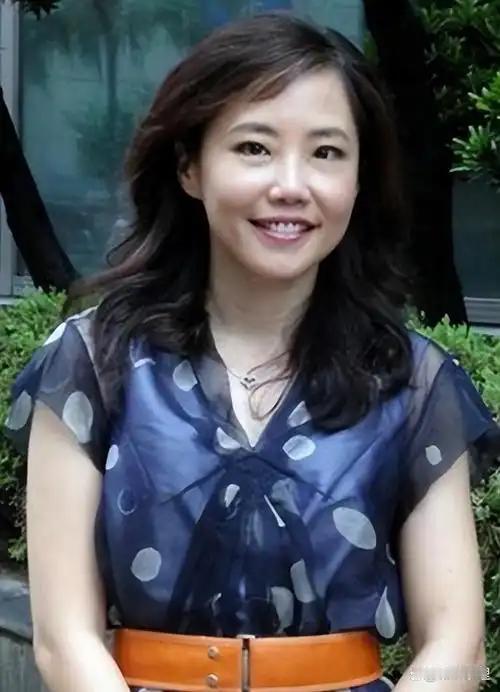 郑下午召开国际记者会，经验丰富的尹乃菁没给绿媒借题发挥的任何机会！一场在