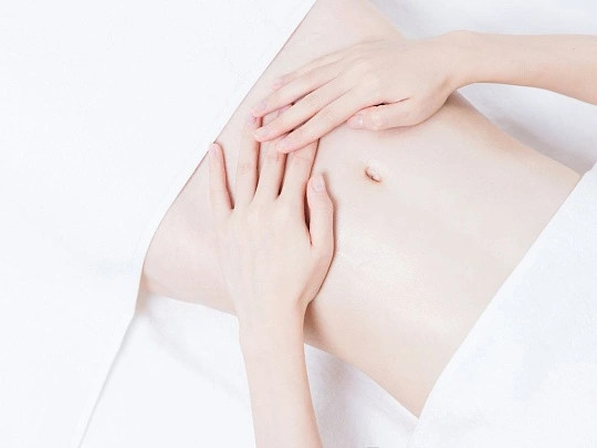 拍打腹股沟就是在健脾拍打腹股沟是日常很实用的健脾养生小方法，腹股沟区域分布着多条