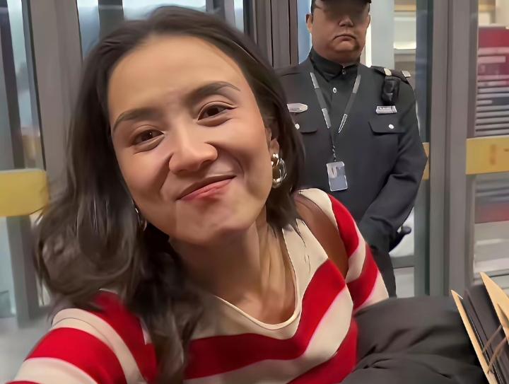 宋佳这次素颜出镜真的很圈粉，看状态几乎就是纯素颜，顶多轻轻描了下眉毛，几乎没什么