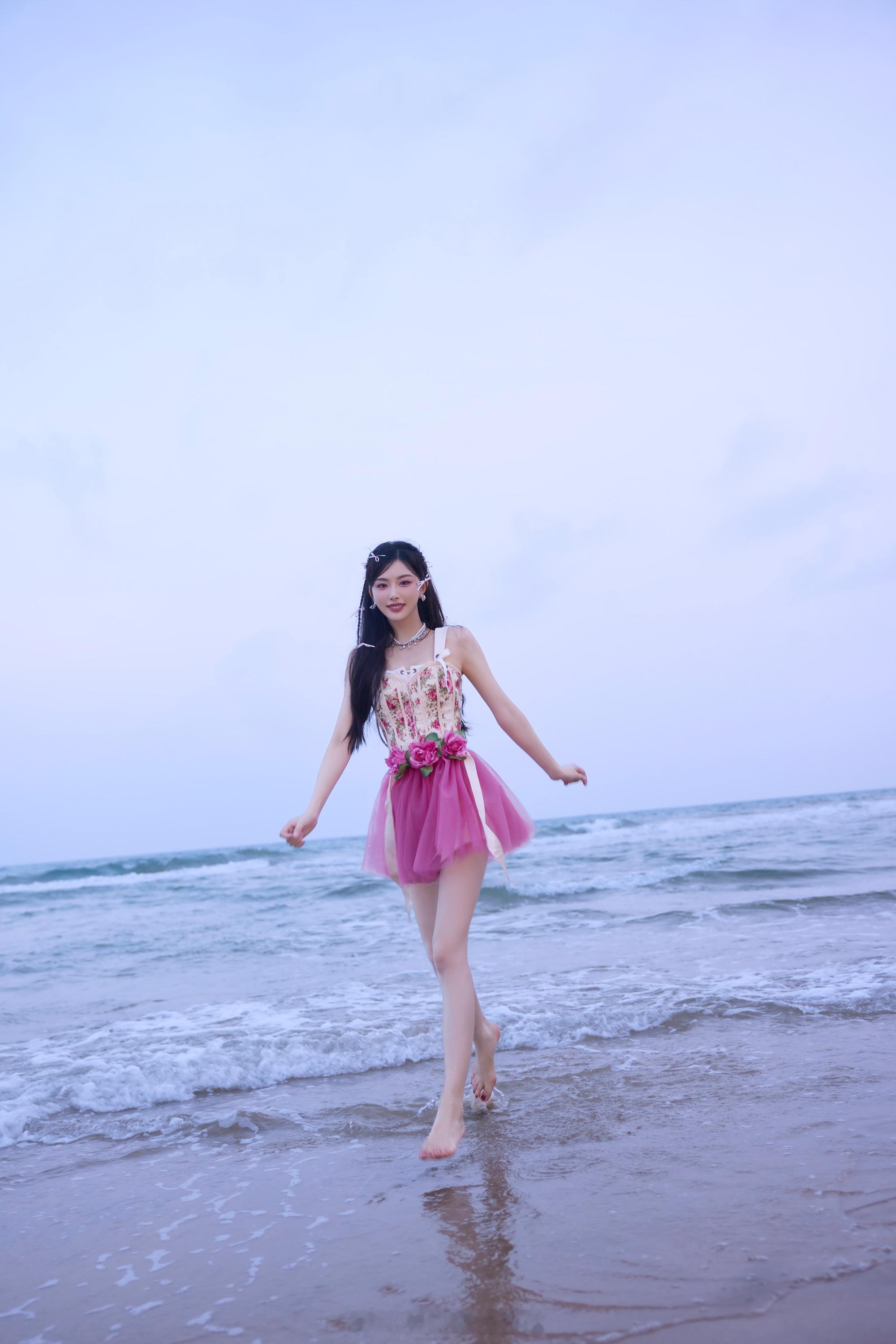 孔雪儿海边粉裙美腿浪漫写真图集
