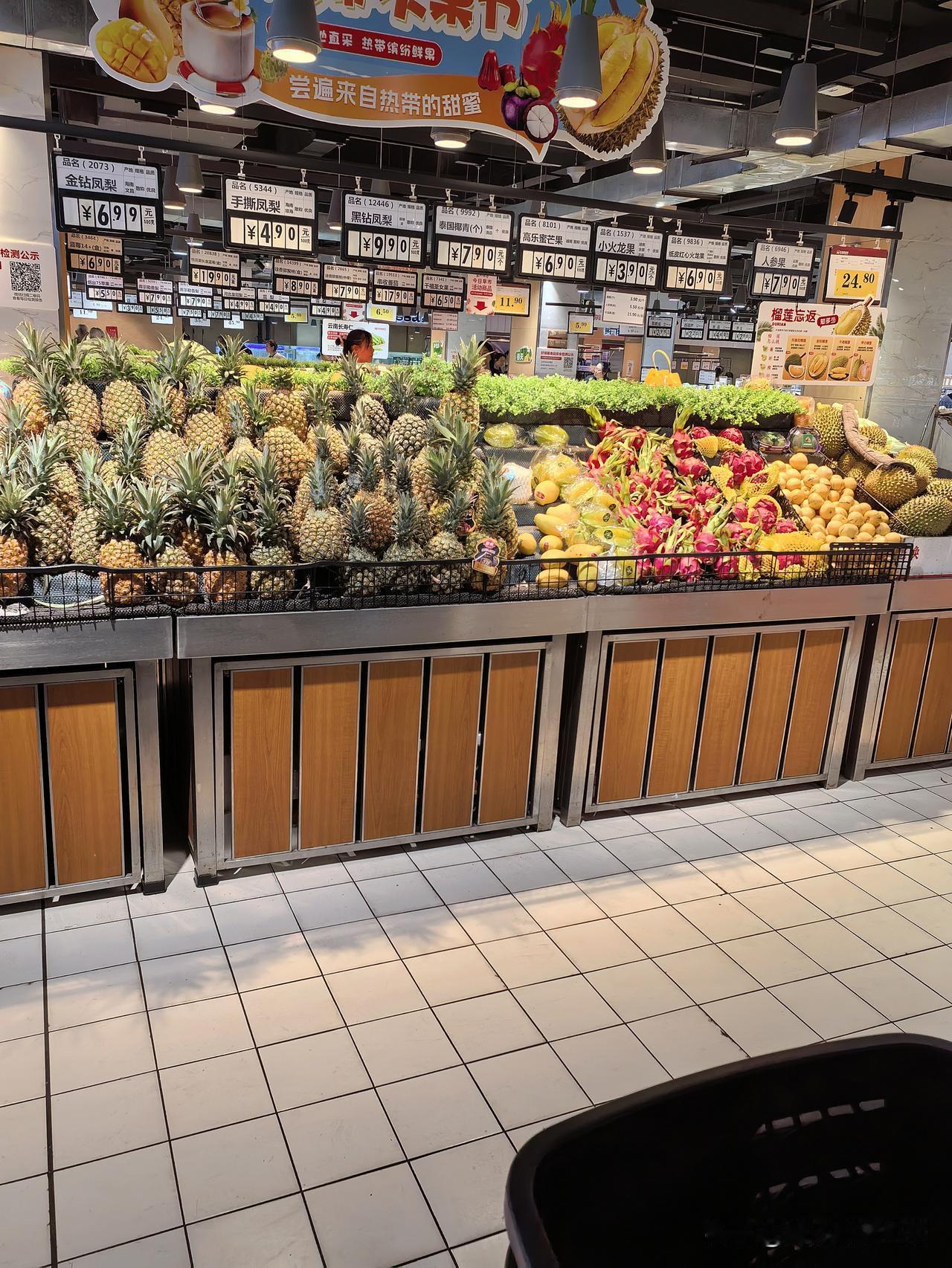 吃过晚饭，跟闺女一起拿着她单位过年发的一张卡，去好邻居超市买了一点东西，她明天吃