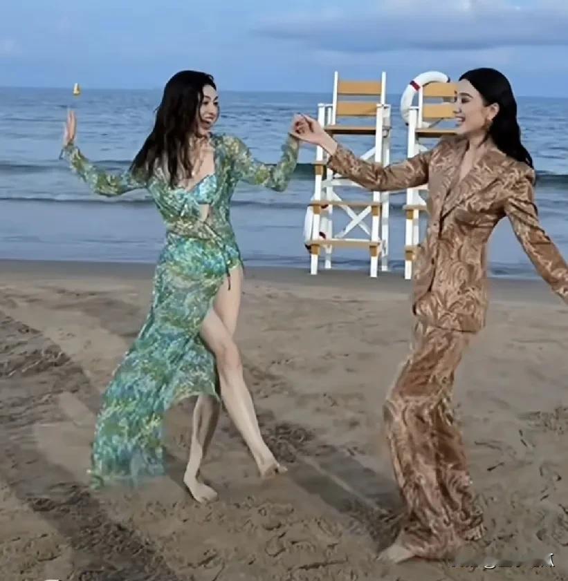 钟楚曦与宋佳在沙滩上的同框合照，简直美到极致！钟楚曦肤白貌美且拥有大长腿，无论何