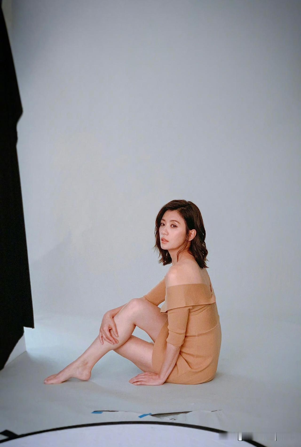 贾静雯这几张照片真是有温柔又美丽啊！感觉她明明看脸有种一米七的气场，结果实际身