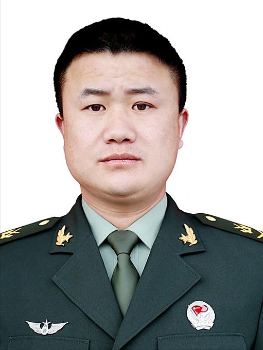 2016年5月31日，申亮亮在营地执勤时，发现恐怖分子车辆强行闯卡。车上载有大量