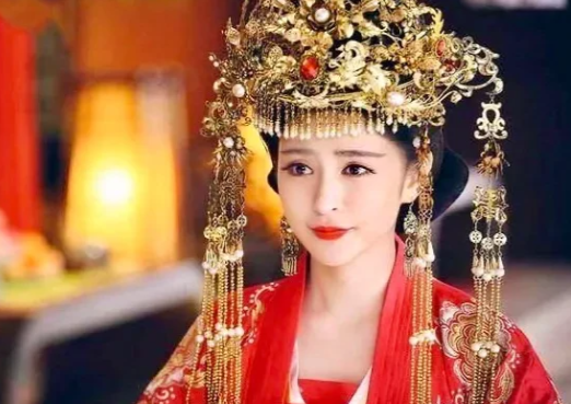 公元311年，匈奴大将刘曜攻破西晋国都，冲进皇宫，抢了皇后羊献容为妾。他还得意地
