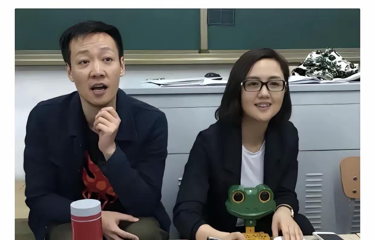 明眼人早就看出来了，辛柏青断更四个月不联系好友，哪是简单的伤心过度，分明是整个人