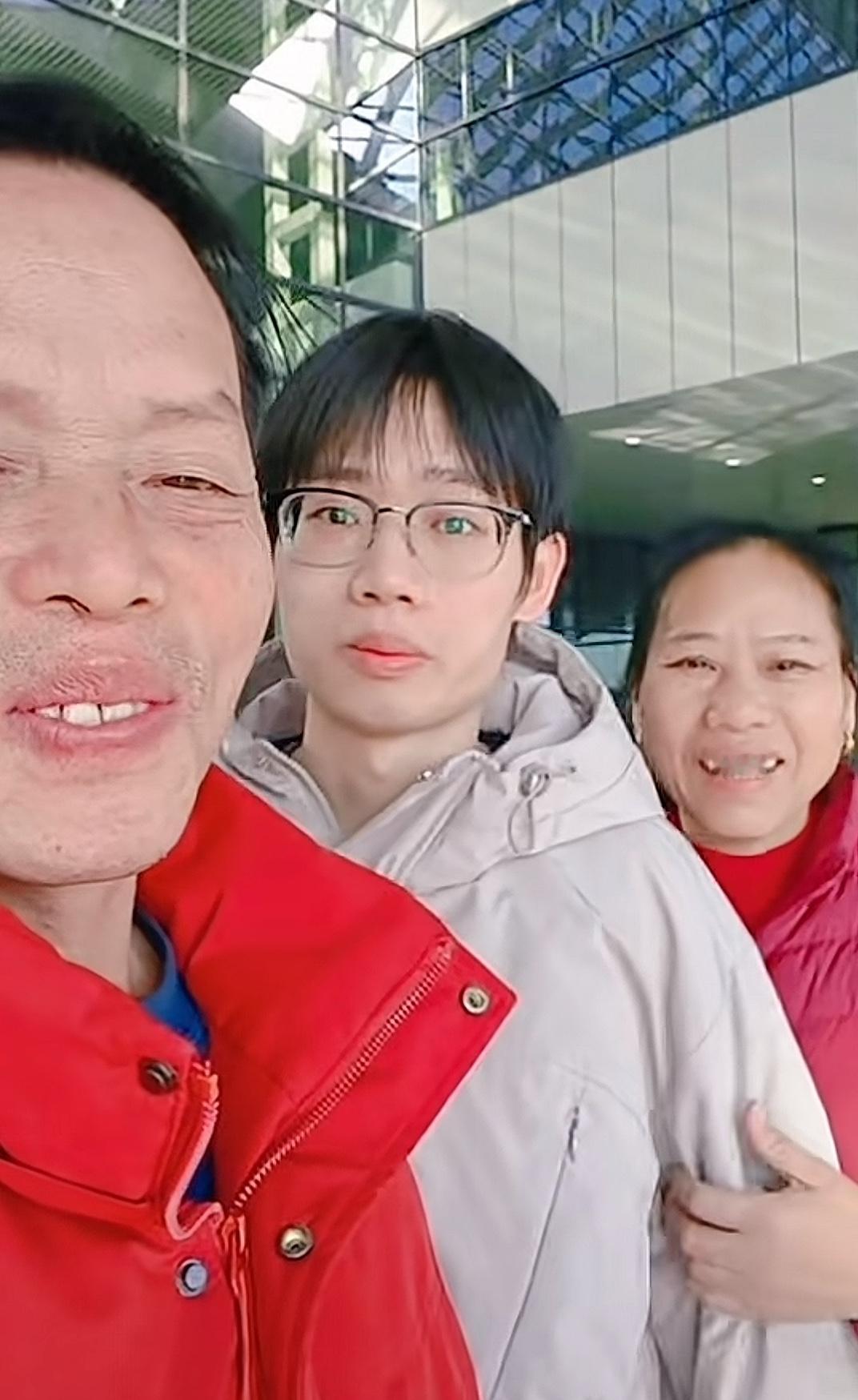 梁志辉妈妈：志辉的弟弟是做大数据编程，在特别大的城市工作（北京）。弟弟大学和研究