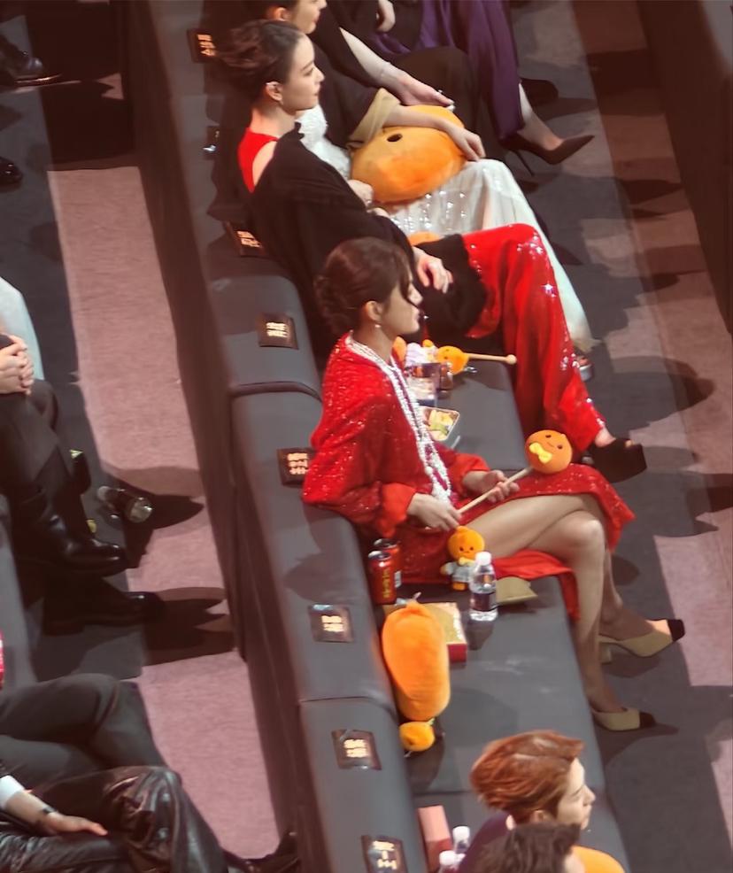 该说不说，肖战微博之夜这位置挺尴尬的且不说换名牌这档子事儿，就他左右两边，一边