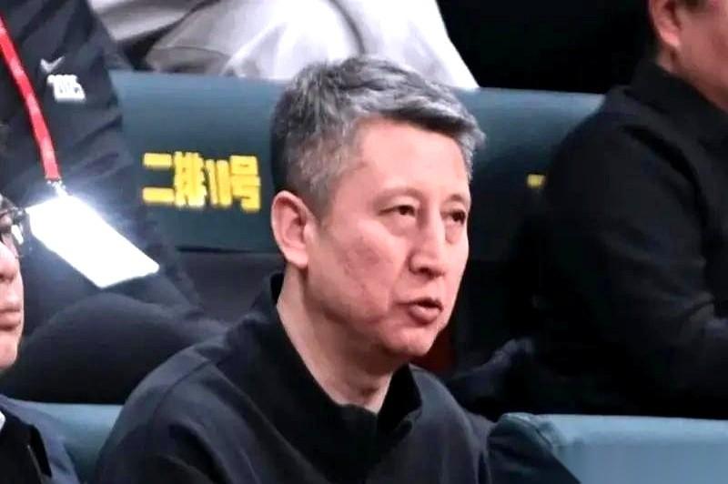 21个人！我的天，男篮这次是真把家底都给掏出来了。这哪是集训名单，这简直就是