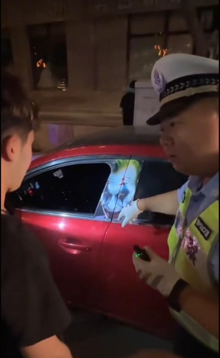 交警：主要是刚才吓我一跳。要是贴个悟空就顺眼多了，小伙子开车在路上看到什么都不害