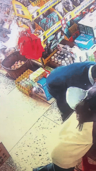 小男孩在自家超市和妹妹一起玩耍的时候。竟然一不小心抬腿踢倒了旁边的一箱鸡蛋！