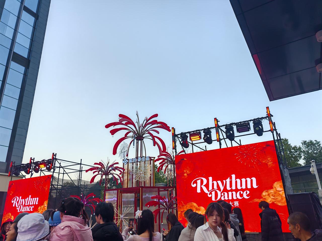 不知不觉这里变得热闹繁华，以前还觉得光谷山姆这里非常偏远僻静呢。地铁口、山姆超市