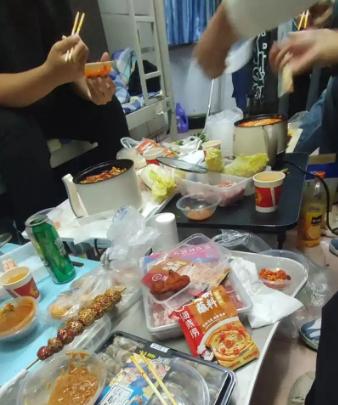 “悲剧还是发生了！”近日，广东深圳，6名男子在宿舍吃火锅，几人把门窗关闭，吹着空