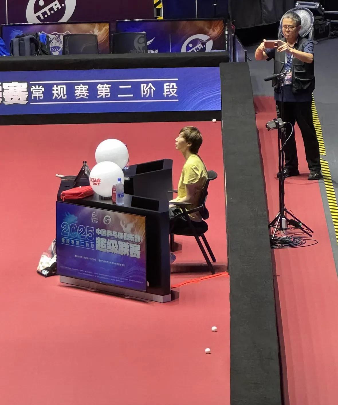 王曼昱和陈幸同在万人瞩目下当了一回主裁判。惹得央视记者李武军起身拍照。但见王曼昱