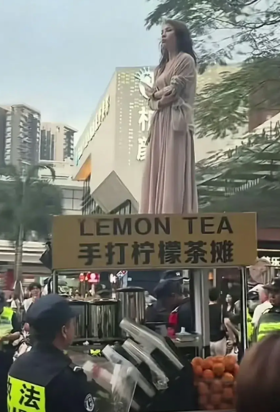 惊了！深圳街头女摊主车顶对峙执法人员 家人们，5月22日深圳这事儿太抓马！