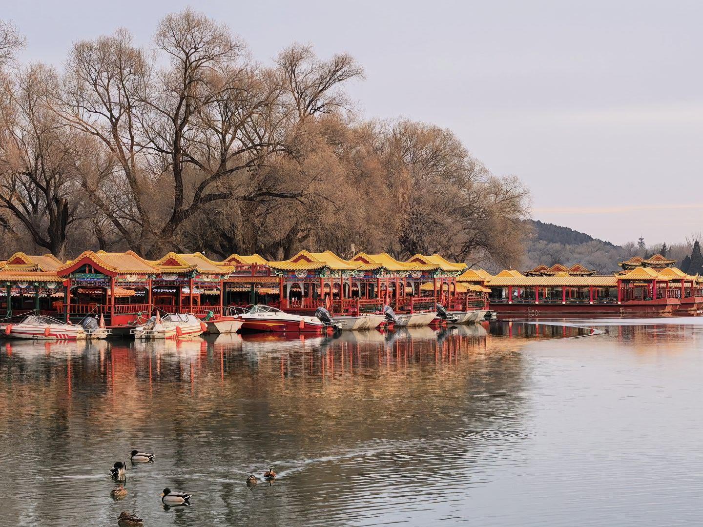 S-还是跟大家分享一下早上颐和园的图片吧。两个持仓，一个跌0.9%，一个跌0.3