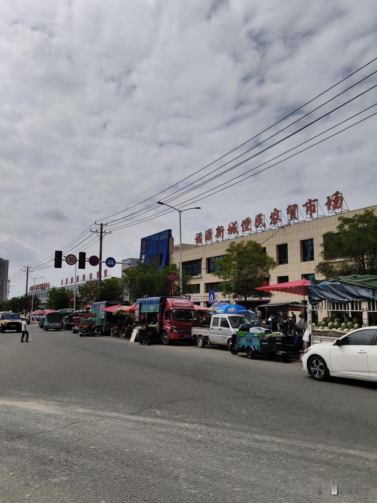 兰州保利领秀山的马路市场还挺繁华的，卖什么的都有。这个市场就在福源新城农贸市场