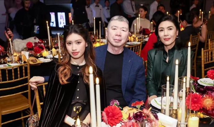 冯小刚带女儿徐朵参加时尚芭莎活动，女大十八变，越变越漂亮！​​​