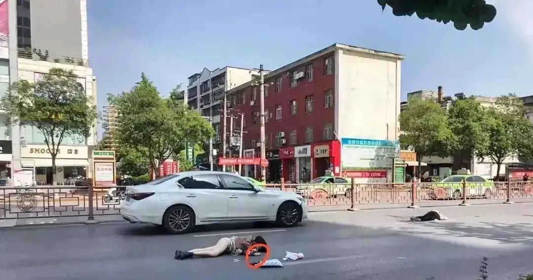男子将24岁女孩撞成高位截瘫，得知要赔200万，灵机一动将名下2套房过户给女儿，